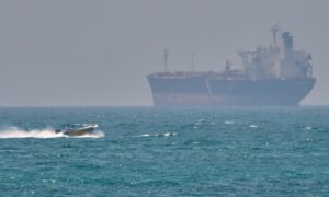 US reviews Iran’s phased peace proposal as Hormuz standoff continues; fluctuations likely before a consensus is reached